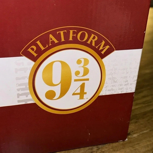 NWT SCENTSY Harry Potter Platform 9 3/4 Full Size Wax Melt Warmer Plug In - Picture 8 of 16